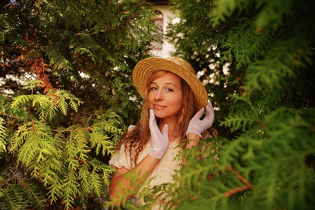 53岁齐达内上海街头踢毽子，与大妈迅速融入展现高球商风采