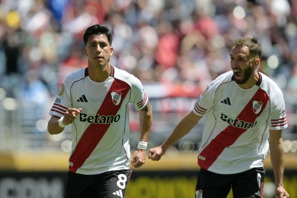 足坛一夜动态：曼城豪取19连胜，巴萨逆转马竞，纽卡热刺互相伤害